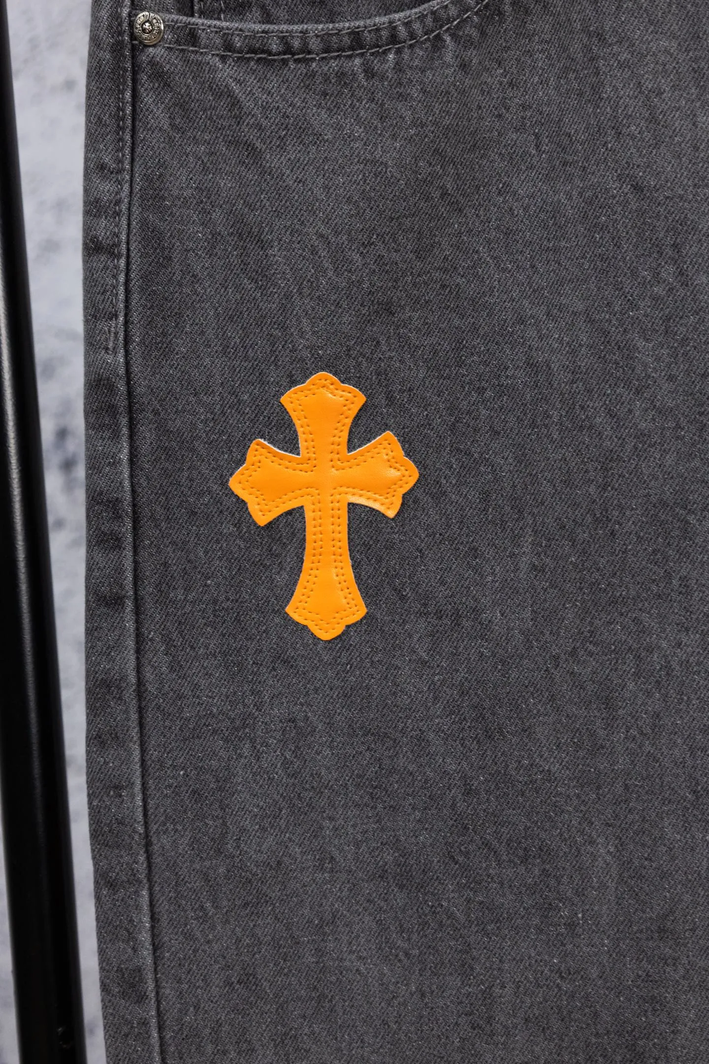 P240 Chromehearts limited edition orange and green classic cross patch leather gray jeans, priced at 34W level, patchwork cross pattern embellishment, washed jeans! ! An absolutely high-end luxury product, a 1.9W-level god-level single product, a super popular product, made by top heavy industry, a magic weapon that cannot be missed! [About Zangyin] This is an extremely luxurious fashion brand that can also be called the aristocracy of the high street. It has always been an exclusive brand for some hipsters or rich second generations. Compared with ordinary high streets, it is more luxurious and noble. Compared with luxury brands, it is more fashionable and individual. It has always been a brand that I have a special liking for. [Top heavy industry fashion design] Consistently high-street luxury style. Speaking of this style, the Zangyin family and GU family are definitely the leading representative brands. Especially the Zangyin family has really achieved a state-of-the-art effect in creating high-street style. The unique washed material is used to create this style. The color system is already quite eye-catching. After it is decorated with patchwork cross flowers, it cleverly highlights the charm of the brand. Secondly, this style uses classic The high-waist cutting design highlights the long legs and fashionable temperament of the upper body. The brand is highly recognizable and the slim fit configuration is more suitable for daily wear. It is a product that interprets personality, fashion, and specifications at a glance. This single product is enough to make any fan excited. It can be a white T-shirt for a youthful college style, or a tight suspender for a royal style. It has strong matching ability and can be easily controlled by men.  [Materials and craftsmanship] Needless to say, this point goes without saying. As an excellent craftsman brand, Zangyin’s requirements for details and craftsmanship are really perfect. The washed color of this model has gone through so many processes, not to mention the embellishment of denim appliques. It is also purely hand-made and sewn. Just like what they believe in, only hand-made things have soul and have the meaning of wear. A top-notch heavy-duty fashionable denim item, I look forward to your perfect interpretation! !  Color: Gray Size: 28-34